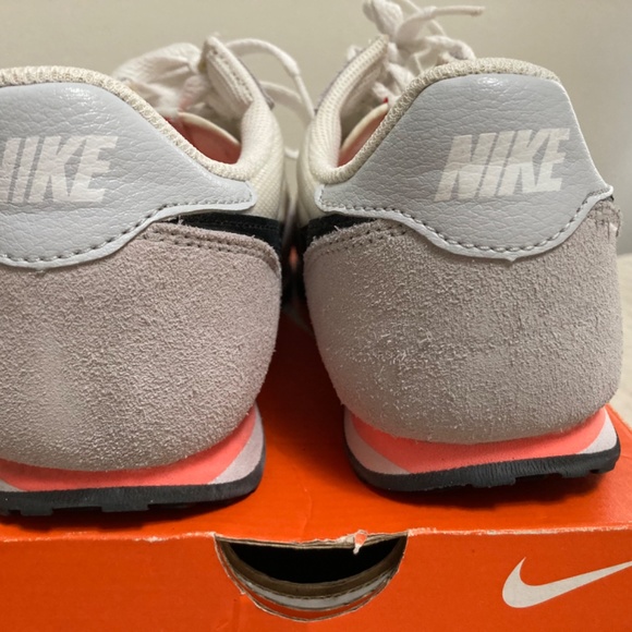 Nike womens vintage sneakers size 7 - Picture 5 of 8